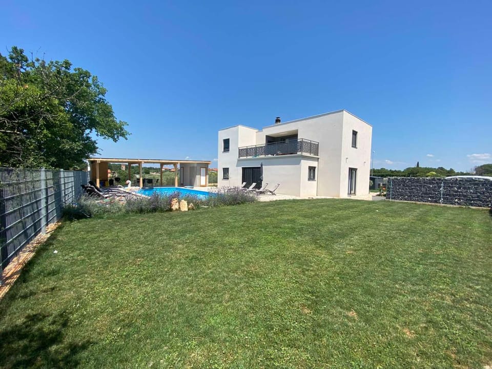 Enjoy Green, APP with swimming pool, garden, pets welcome Apartment in Novigrad