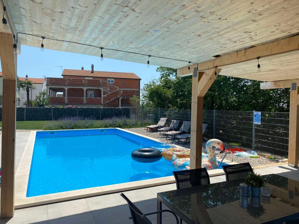 Enjoy Green, APP with swimming pool, garden, pets welcome Apartment in Novigrad