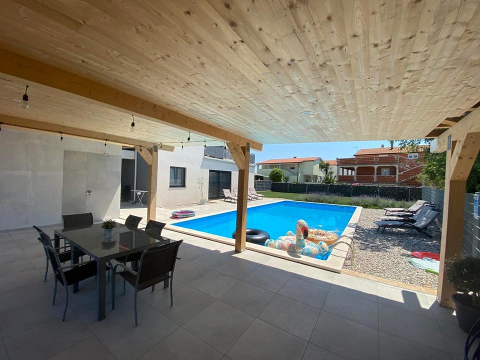 Enjoy Green, APP with swimming pool, garden, pets welcome Apartment in Novigrad