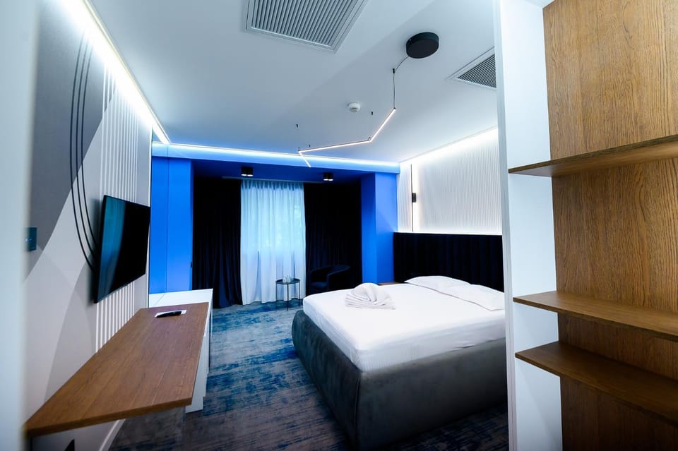 Bed, TV and multimedia, Photo of the whole room, Bedroom