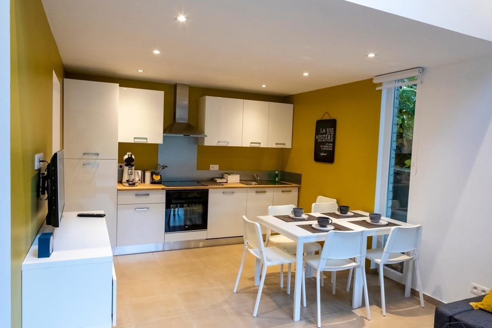 Kitchen or kitchenette, Dining area