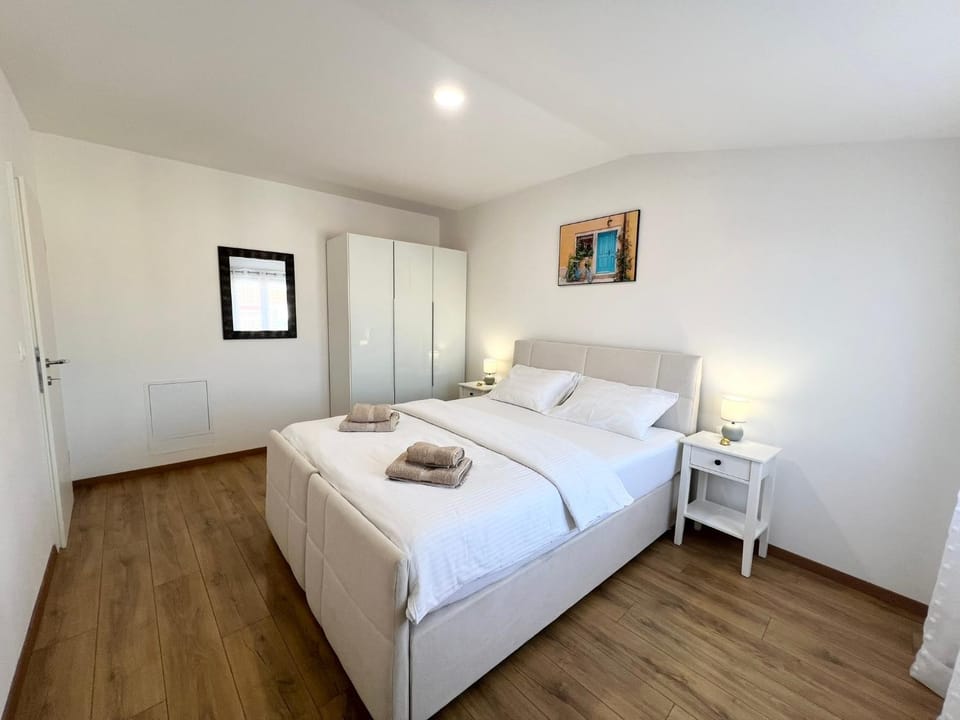 Bed, Bedroom, towels, wardrobe