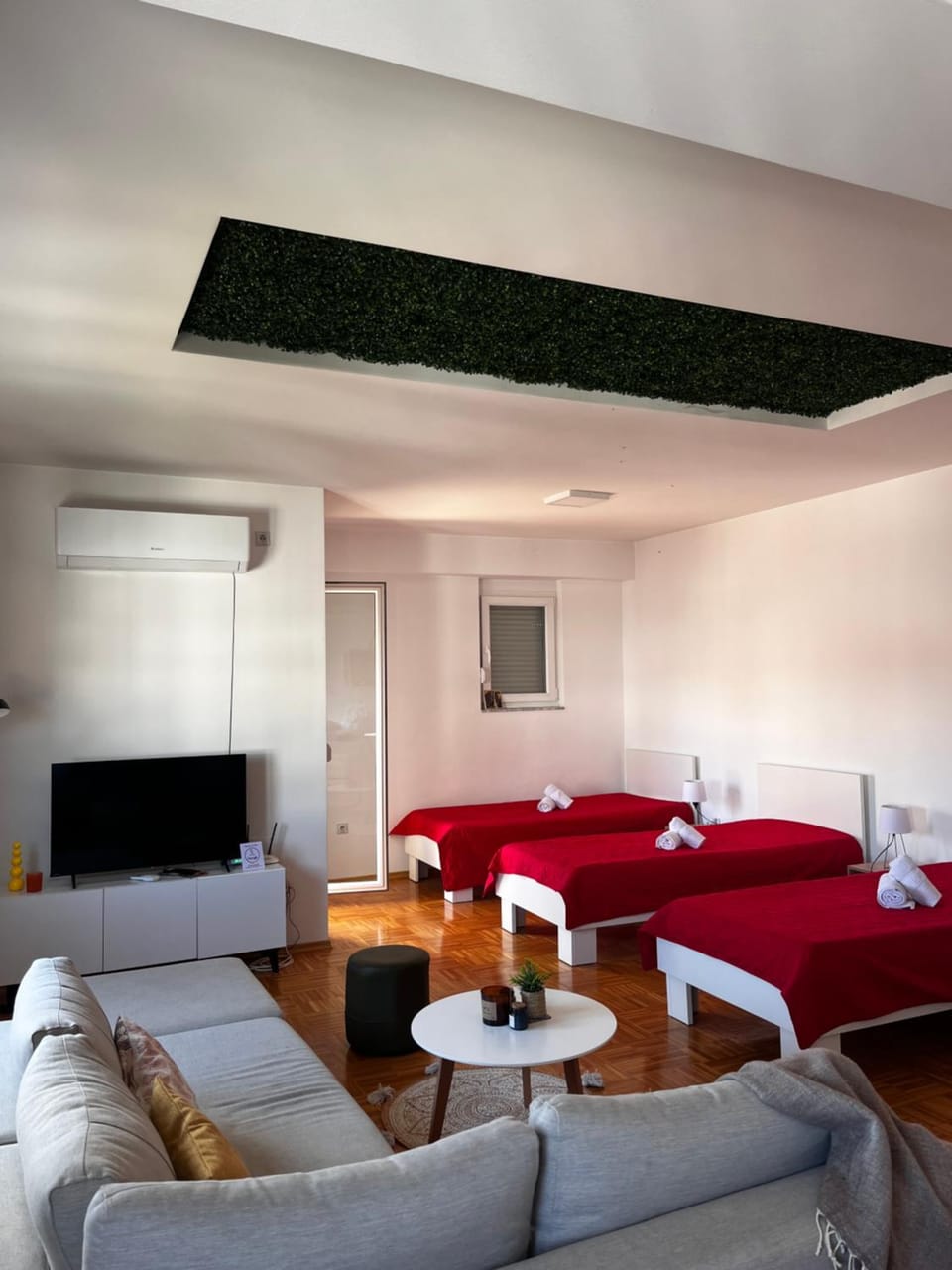Bed, Seating area