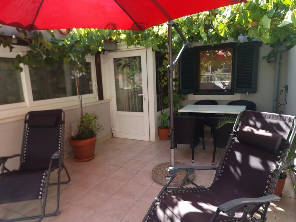 Day, Seating area