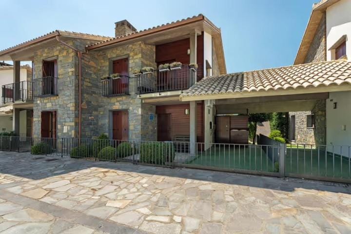 Casa Biescas Ski EVcharger Formigal 30min BBQ Farm Stay in Aragon