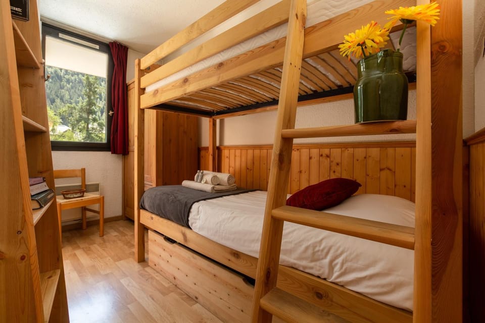 Bedroom, bunk bed