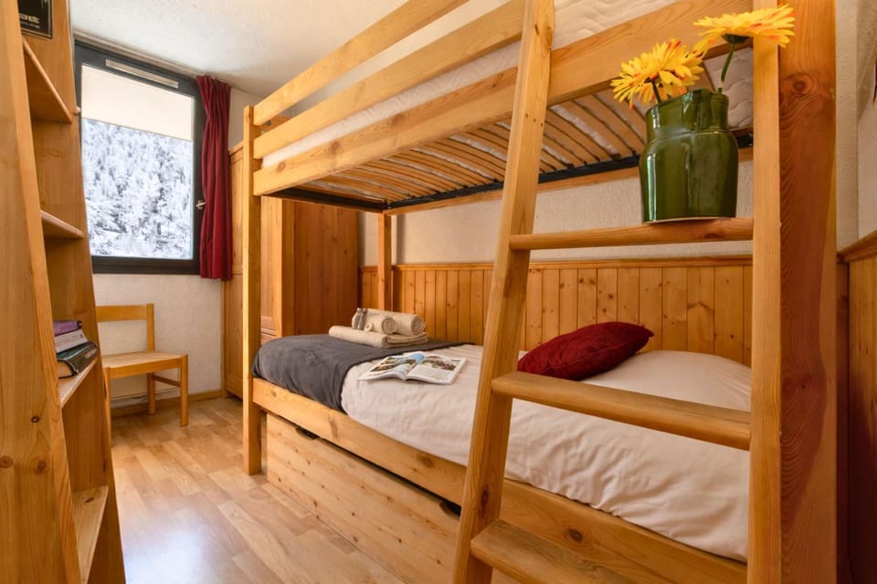 Bedroom, bunk bed