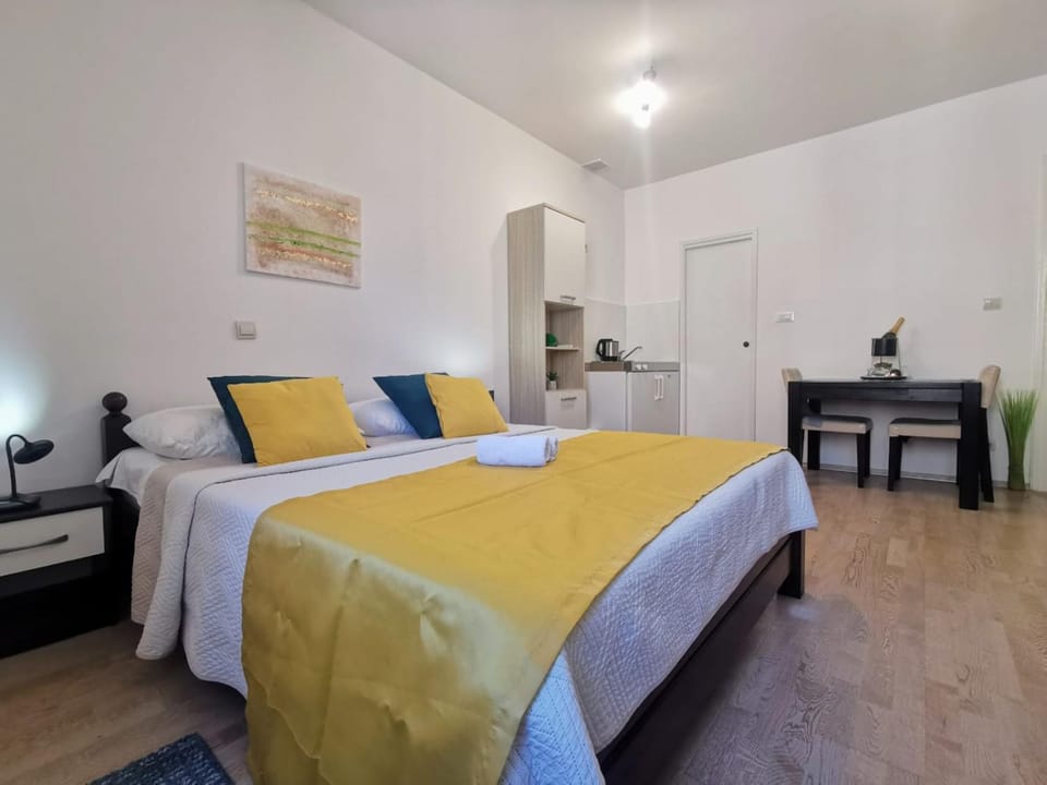 Bed, Kitchen or kitchenette, Photo of the whole room, Bedroom, towels
