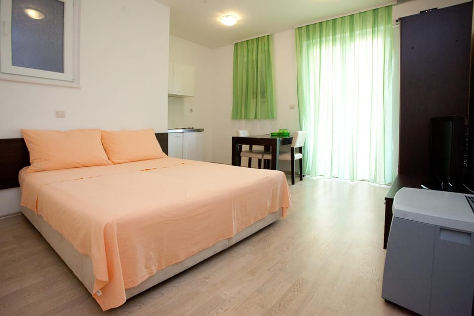 Bed, TV and multimedia, Photo of the whole room, Seating area, Bedroom