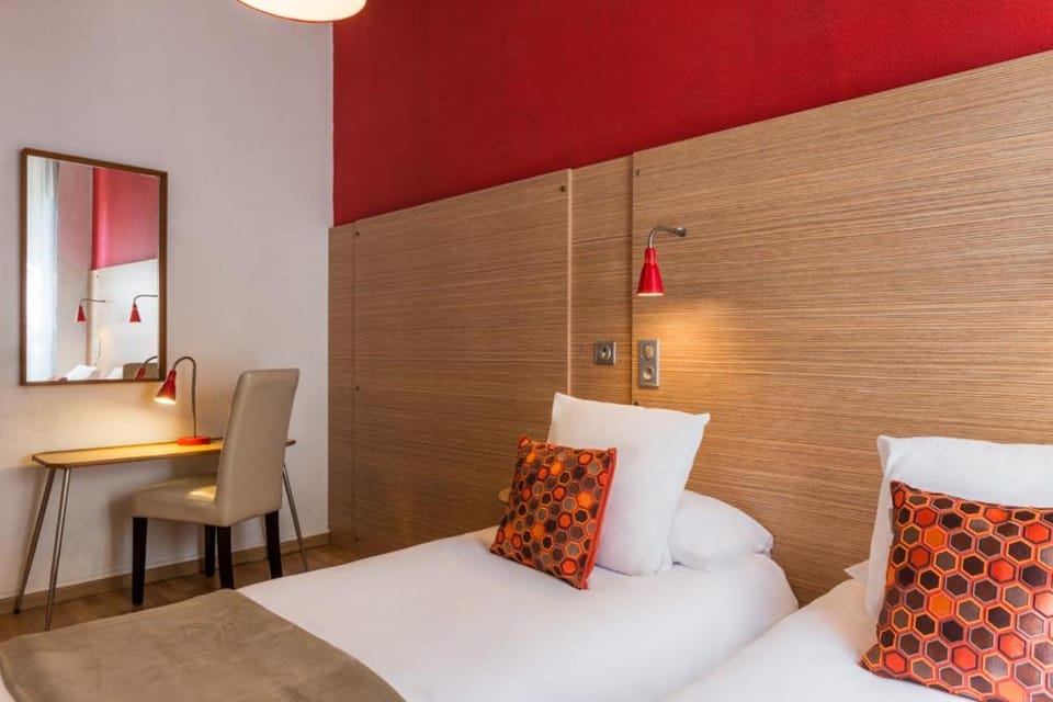 Staff, Bed, Garden view, Family