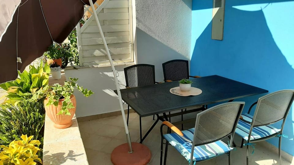 Patio, Day, Balcony/Terrace, Seating area