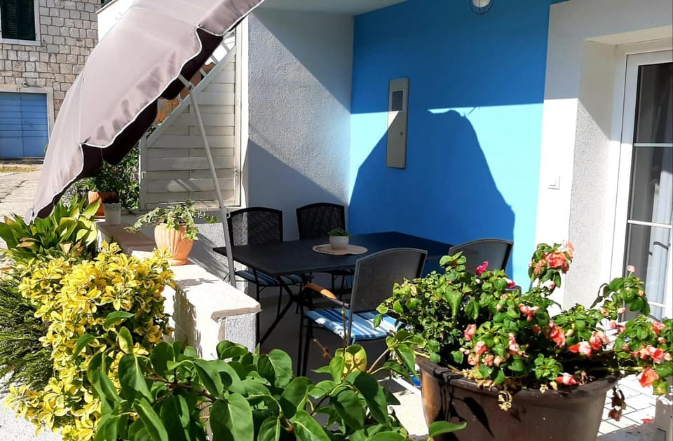 Patio, Day, Balcony/Terrace, Seating area