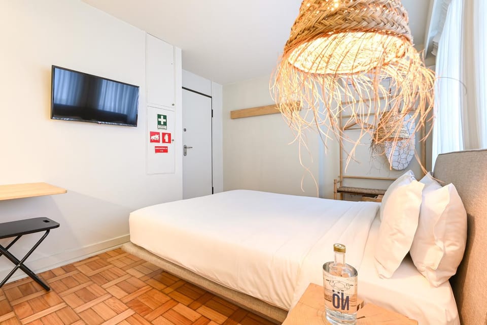 Bed, TV and multimedia, air conditioner