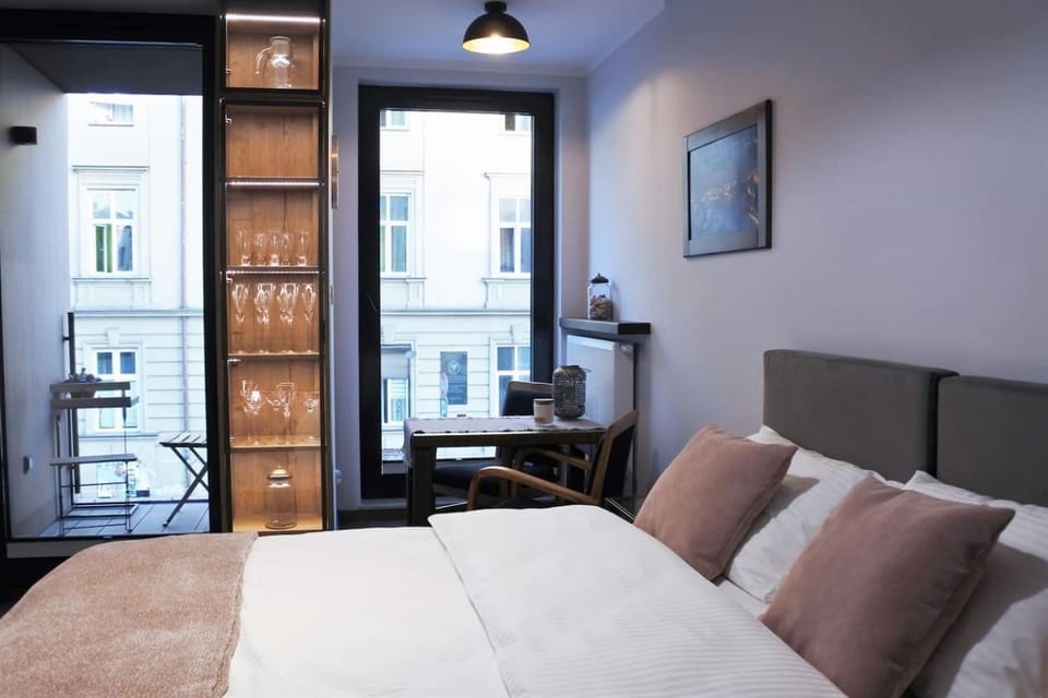 Bed, Photo of the whole room, Seating area