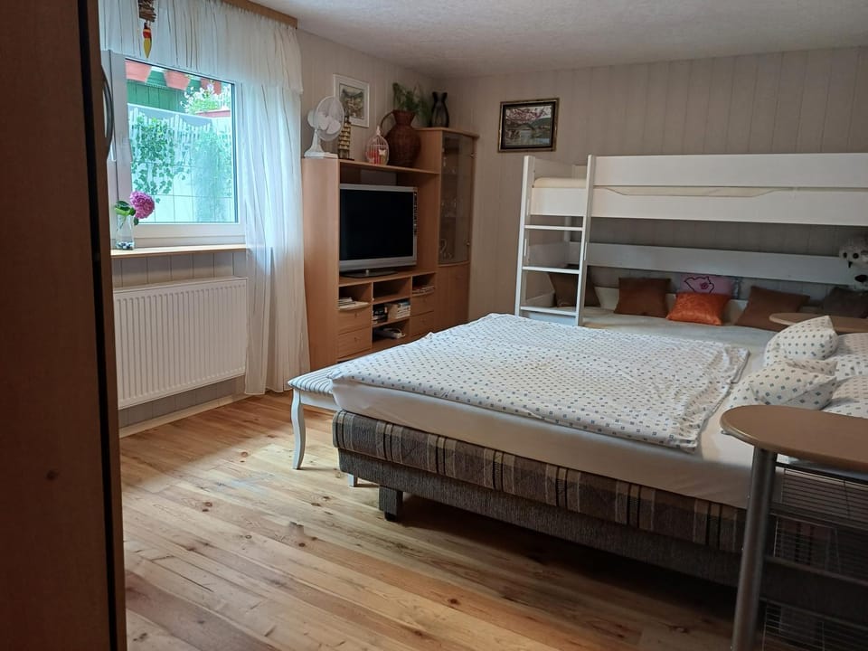 Communal lounge/ TV room, Bed, TV and multimedia, Photo of the whole room, Bedroom