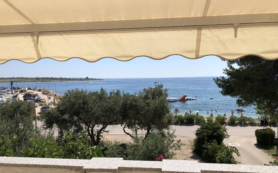 Adriatic House Apartment in Novalja