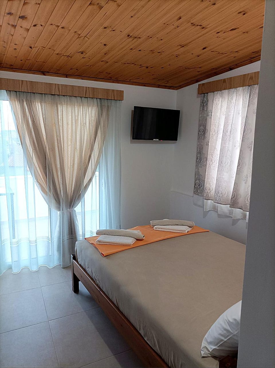 Bed, Bedroom, towels