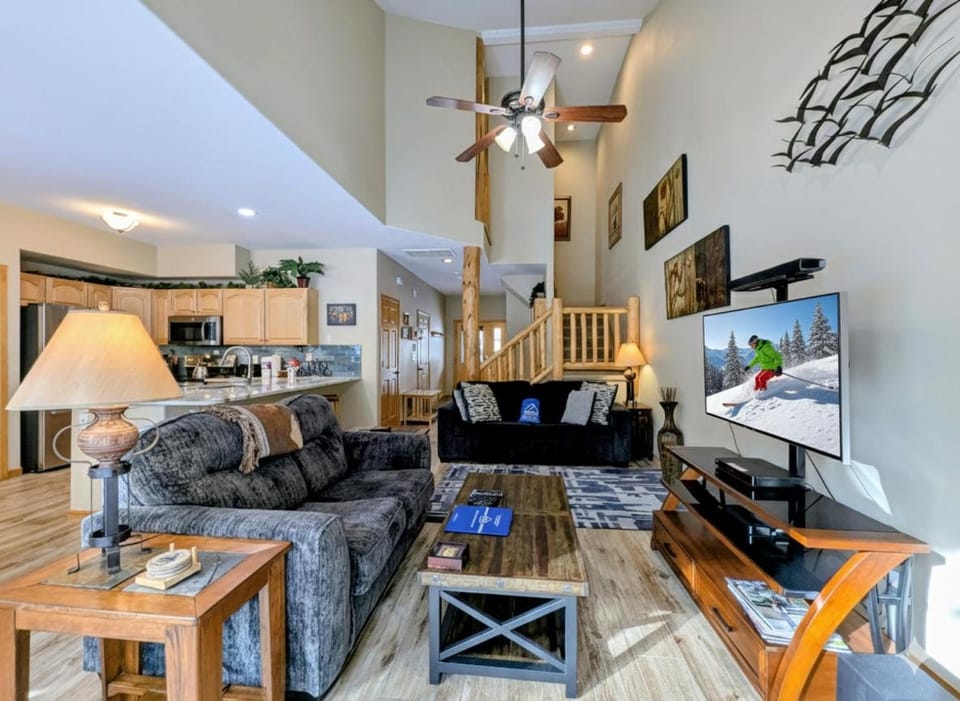 Day, TV and multimedia, Kitchen or kitchenette, Living room, Seating area, furniture