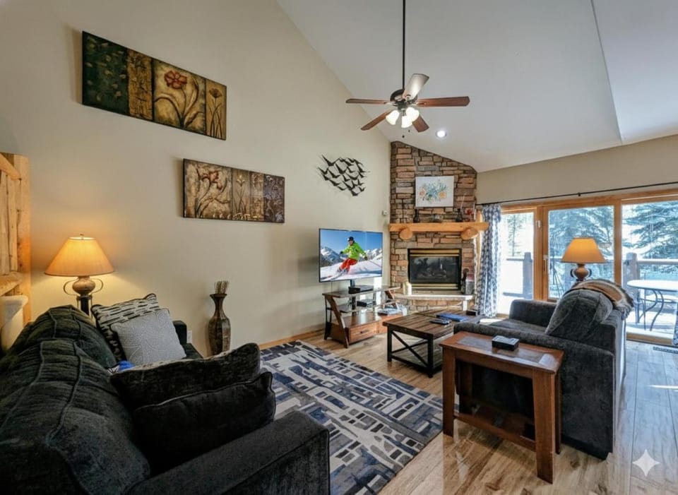 TV and multimedia, Living room, Seating area, Mountain view, fireplace, furniture