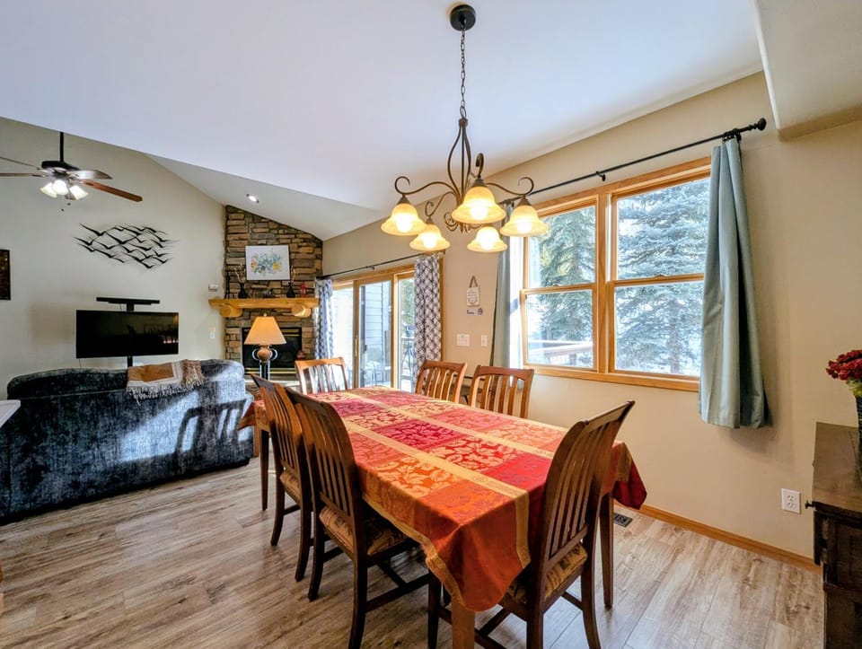 Day, TV and multimedia, Seating area, Dining area, fireplace, furniture