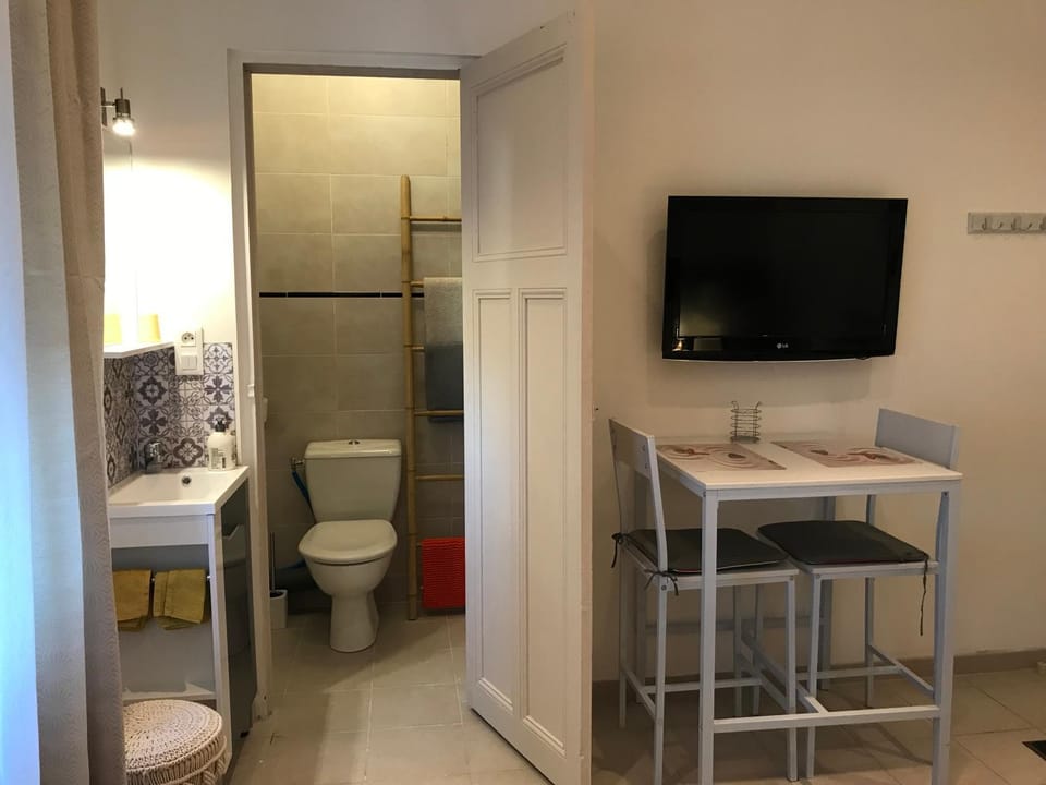 Shower, Toilet