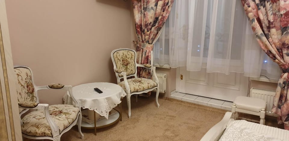 Living room, Photo of the whole room, Decorative detail, Seating area