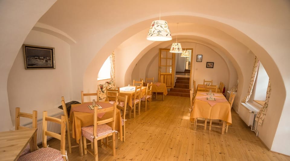 Restaurant/places to eat, Dining area