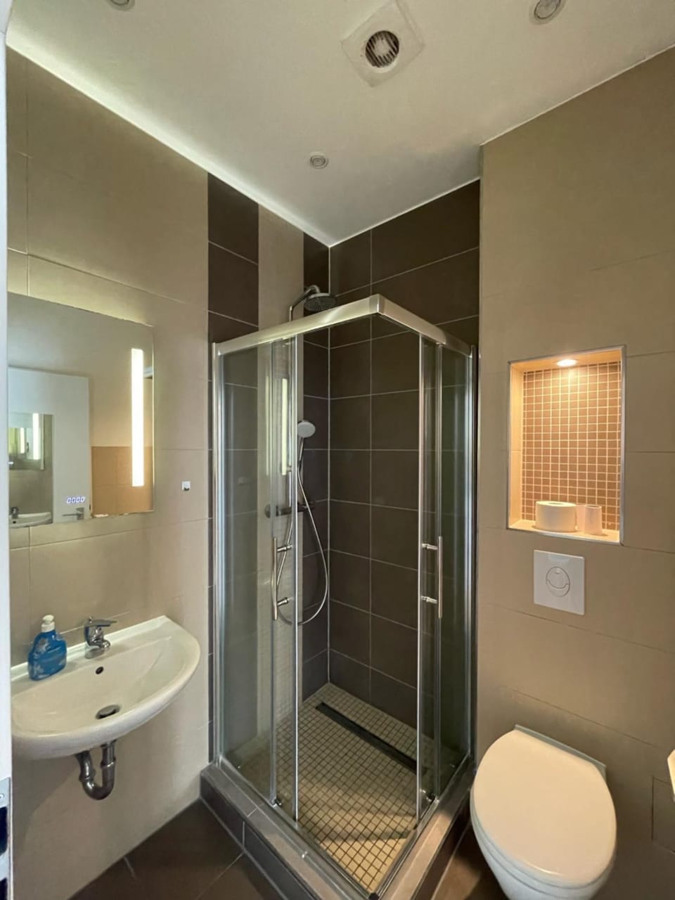 Shower, Toilet, Bathroom, towels