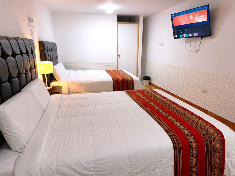 Bed, TV and multimedia, Photo of the whole room, Bedroom