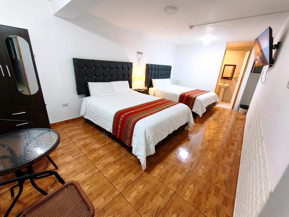 Bed, TV and multimedia, Photo of the whole room, Bedroom