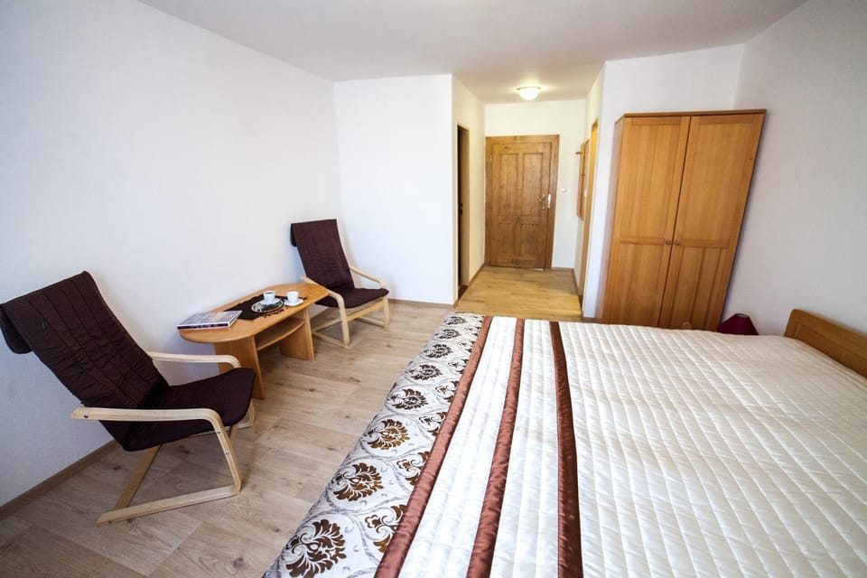 Seating area, Bedroom, City view, Street view
