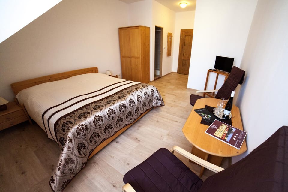 Seating area, Bedroom, City view, Street view
