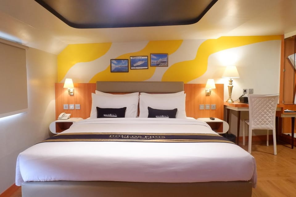 Doulos Phos The Ship Hotel Hotel in Teluk Sebong