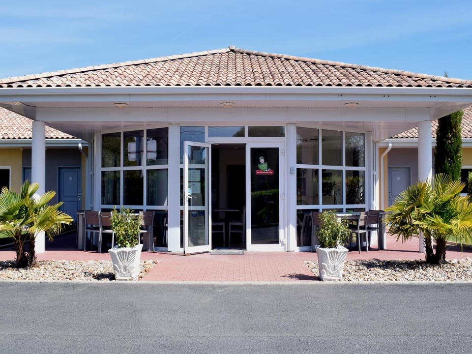 Facade/entrance