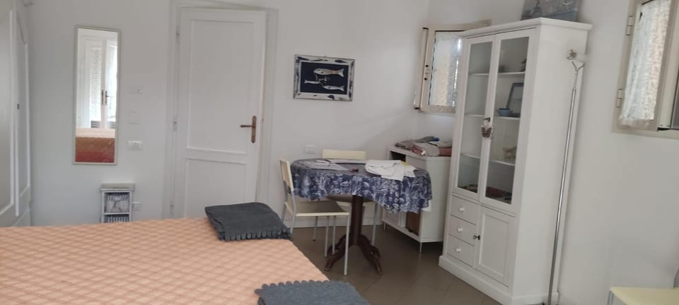 Bed, Photo of the whole room, Dining area, Bedroom, wardrobe