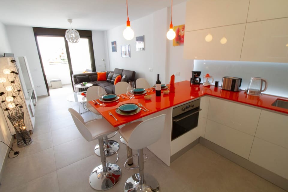 Kitchen or kitchenette, Dining area