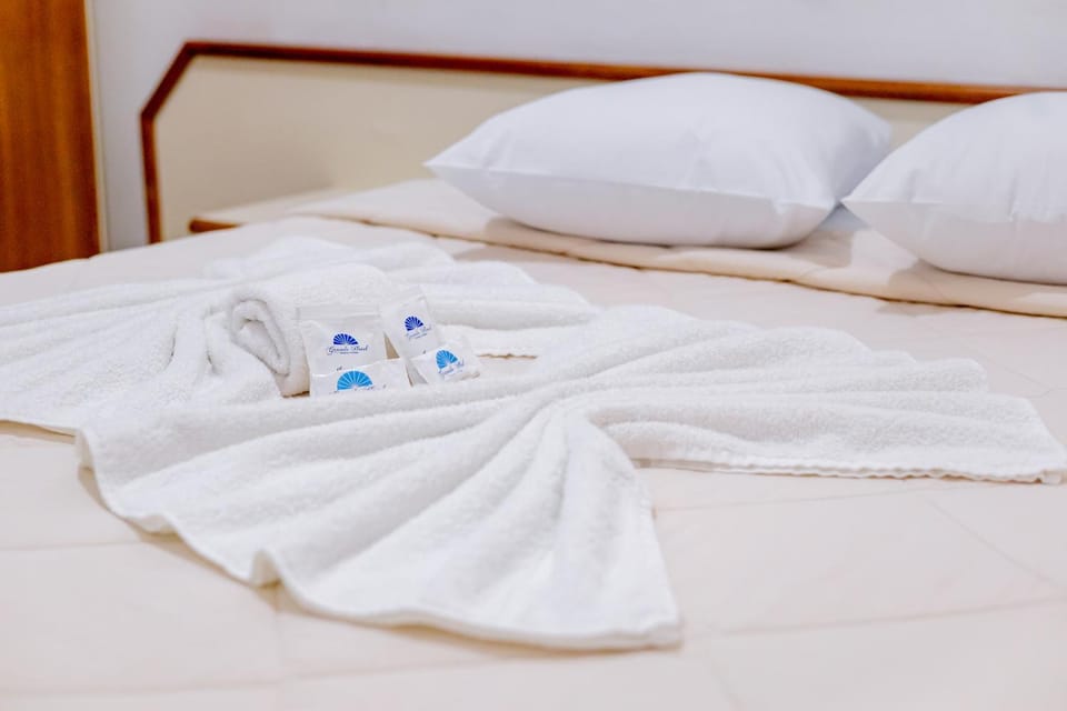 Bed, Photo of the whole room, Bedroom, towels