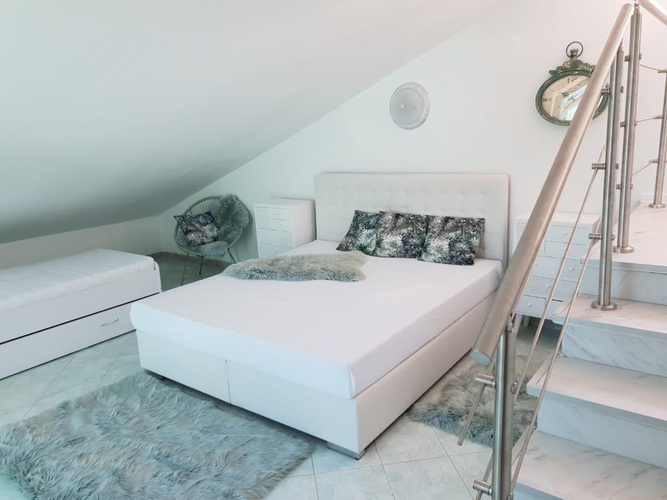 Azur Pearl with free EV Ch-Station Apartment in Fažana