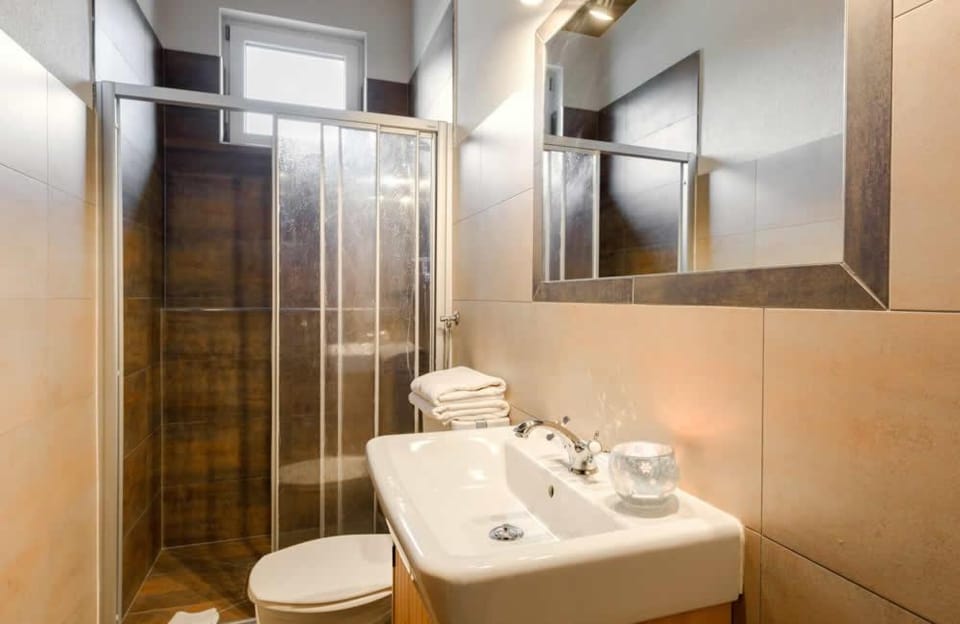 Shower, Toilet, Bathroom, towels