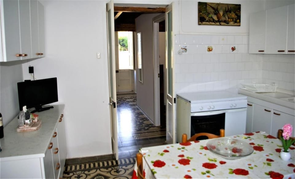 TV and multimedia, Kitchen or kitchenette, Dining area