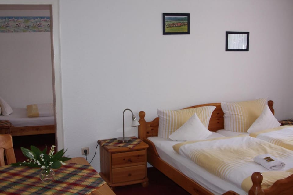 Bed, Photo of the whole room, Seating area, Bedroom