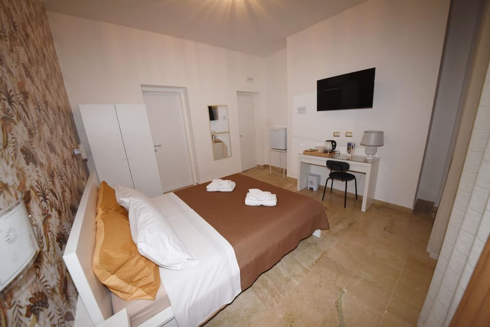 Bed, TV and multimedia, Photo of the whole room, Bedroom, towels, wardrobe