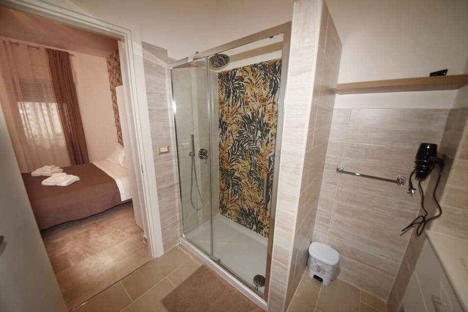 Shower, Bathroom, towels