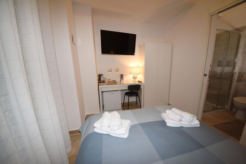 Bed, TV and multimedia, Photo of the whole room, Bedroom, towels, wardrobe