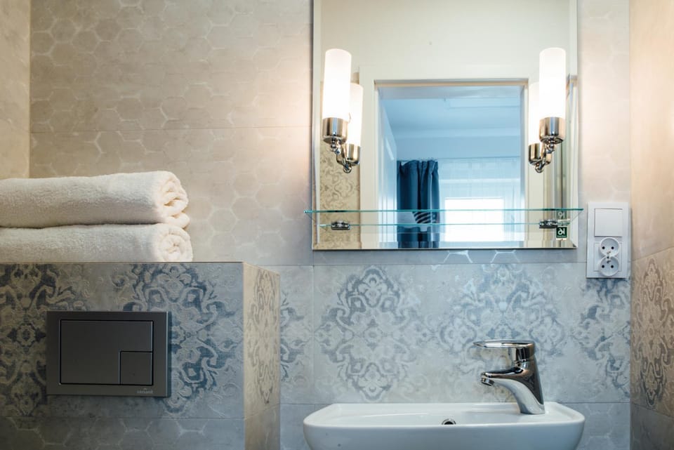Toilet, Bathroom, towels