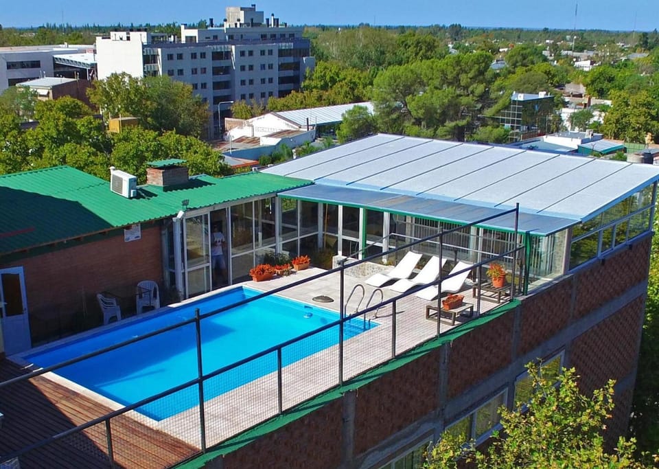 Communal lounge/ TV room, BBQ facilities, Solarium, Balcony/Terrace, City view, Pool view, Street view, Swimming pool, Swimming pool