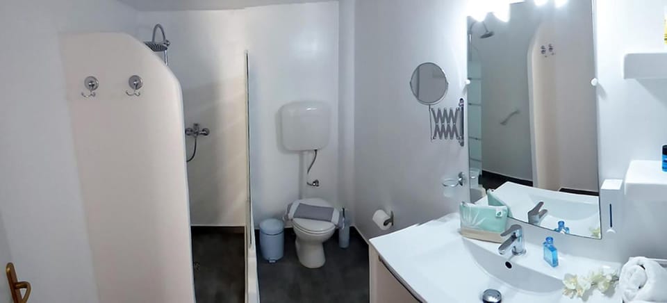 Tasoula Guest House Bed and Breakfast in Milos