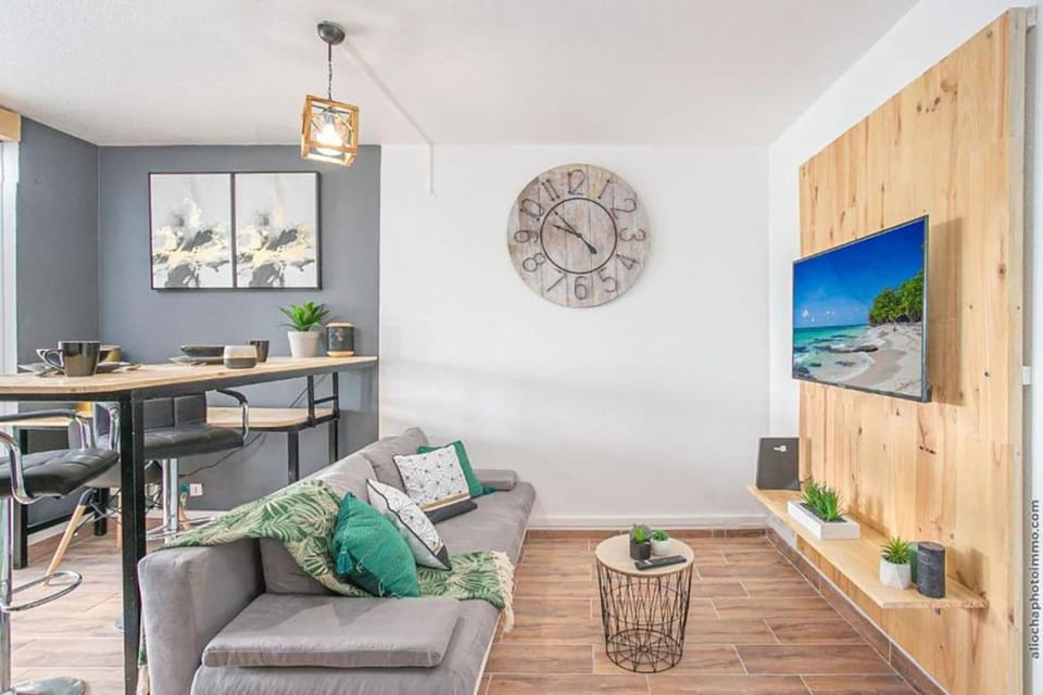 Communal lounge/ TV room, TV and multimedia, Living room, Seating area, Dining area