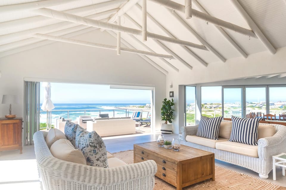 Balcony/Terrace, Living room, Seating area, Sea view