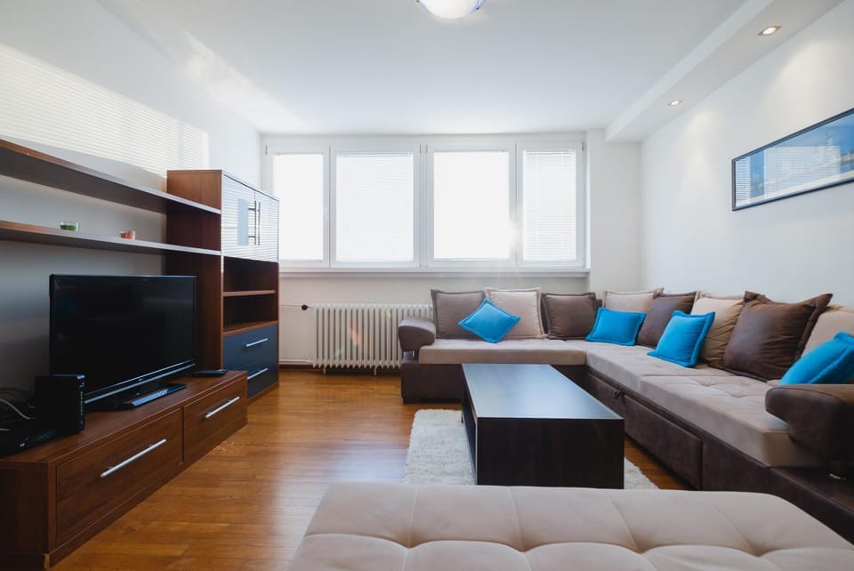 Communal lounge/ TV room, TV and multimedia, Living room, Decorative detail, Seating area
